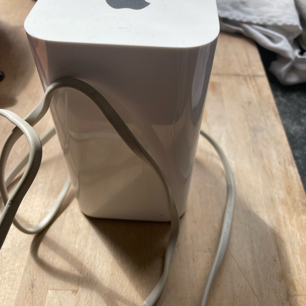 Apple White Wireless Router - Picture 2 of 3